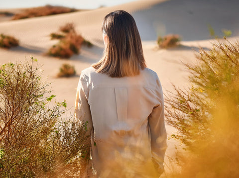 v-cut frau im herbst-immunsystem-gesundheit-hautpflege-vitalitaet-wohlbefinden