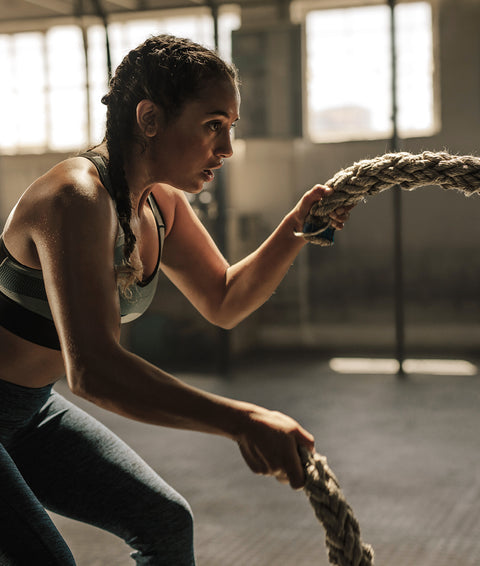 Frau beim Seiltraining – Magnesium-Carbonat von V-Cut unterstützt mit langsamer Freisetzung die Ausdauer und Energieversorgung für anhaltende Leistung.