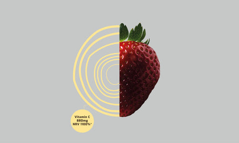 Halbierte Erdbeere mit grafischer Darstellung zeigt 880 mg Vitamin C, was 1100 % des täglichen Referenzwertes (NRV) entspricht. Ideal für Immunsystem und Gesundheit.
